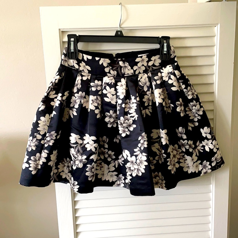 Alice + Olivia black floral, pleated mini skirt, 0